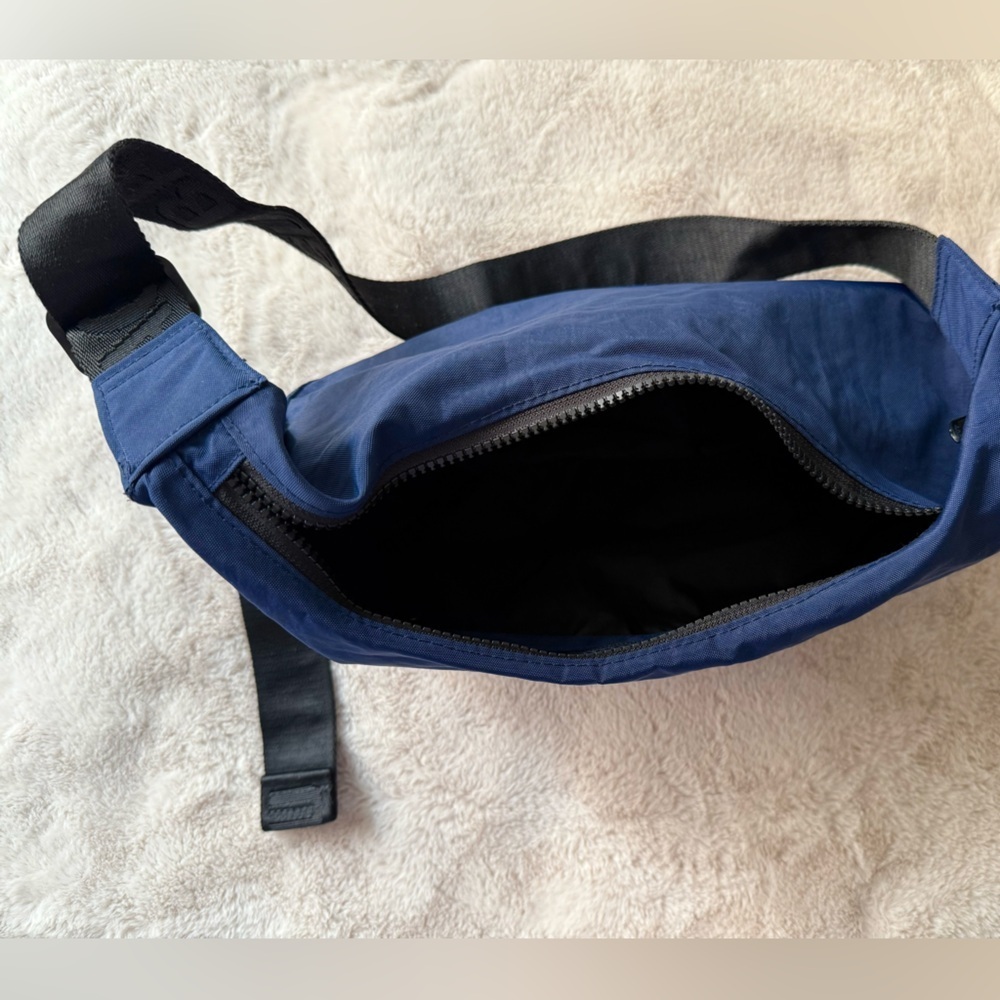 BAGGU Medium Nylon Crescent Bag Navy Black Strap NWOT - Picture 12 of 13